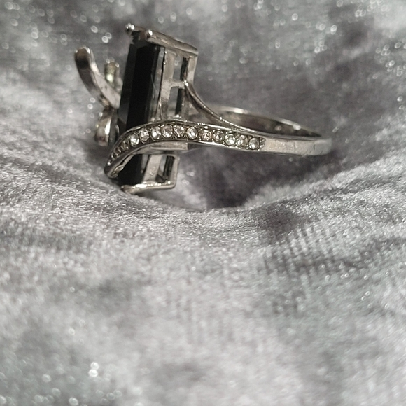 Leaf Green Rectangular Cubic Zirconia Ring - Picture 8 of 10